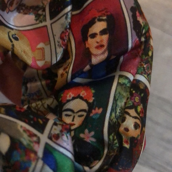 Frida Kahlo Plastic Floral & Gold Hair Clip & 2 Silky Scrunchies Hair Ties Set - Picture 11 of 12